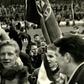 José Augusto levado em ombros por adeptos dinamarqueses, no mítico jogo em Aarhus, a 30 de março de 1961 - Foto: Benfica