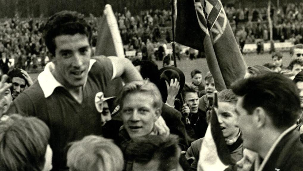 José Augusto levado em ombros por adeptos dinamarqueses, no mítico jogo em Aarhus, a 30 de março de 1961 - Foto: Benfica