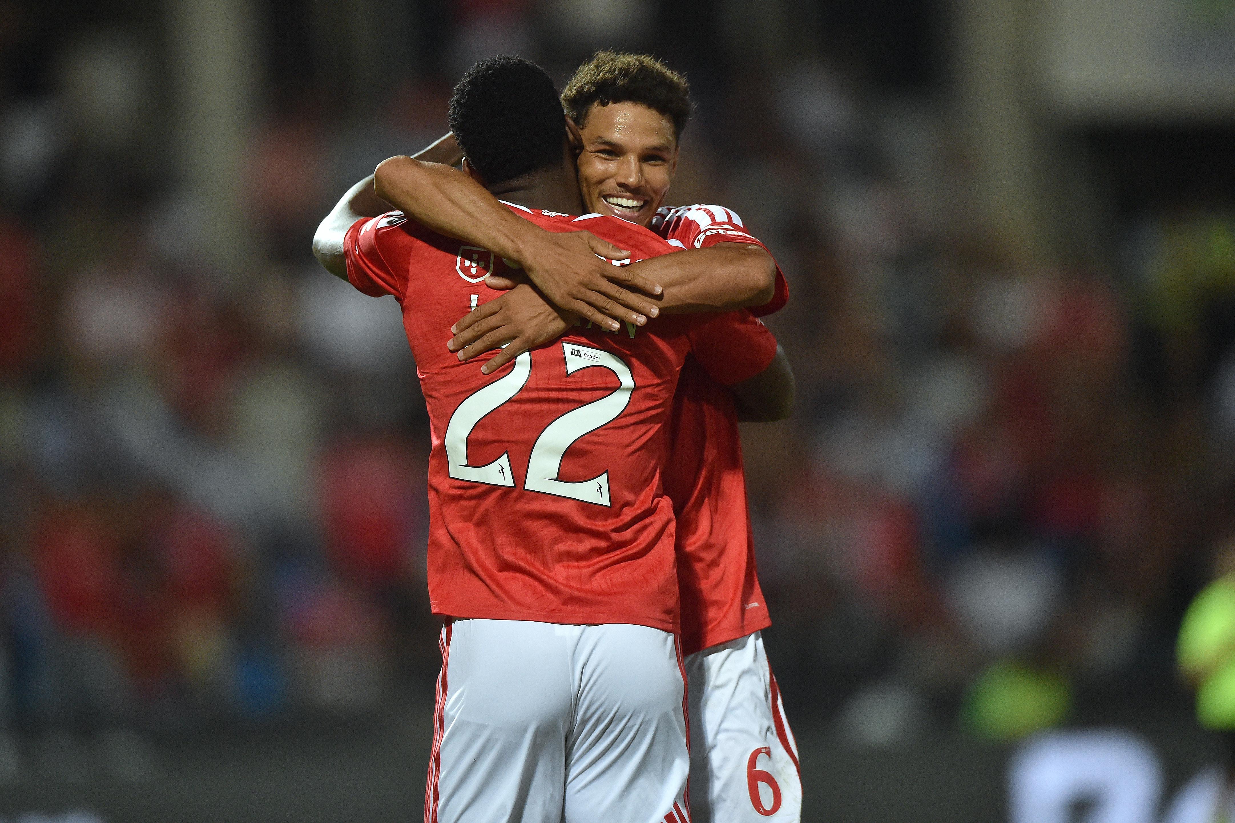 Alexander Bah, lateral-direito do Benfica, abraça Jhon Durán, ponta de lança das águias (foto: Miguel Nunes)