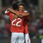 Alexander Bah, lateral-direito do Benfica, abraça Jhon Durán, ponta de lança das águias (foto: Miguel Nunes)