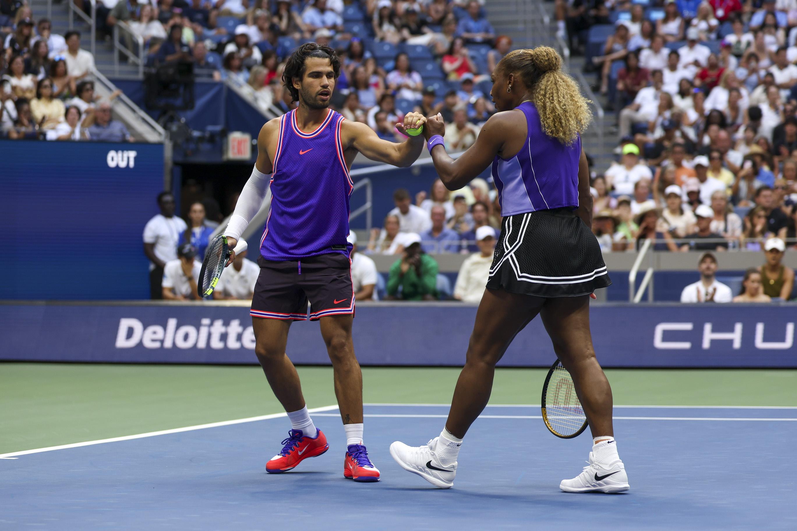 Carlos Alcaraz e Serena Williams ainda chegaram aos quartos de final de pares mistos do US Open 2026 (EPA/SARAH YENESEL)