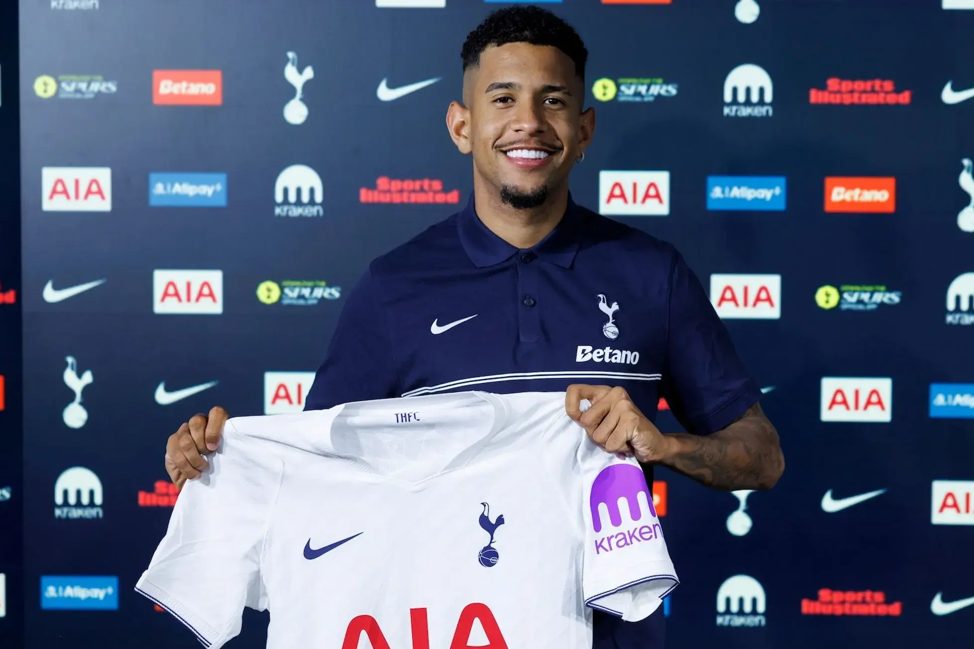 Savinho oficializado como reforço do Tottenham; Manchester City recebeu 87,7 milhões. Foto Tottenham