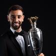 Bruno Fernandes com o troféu de jogador do no para a PFA