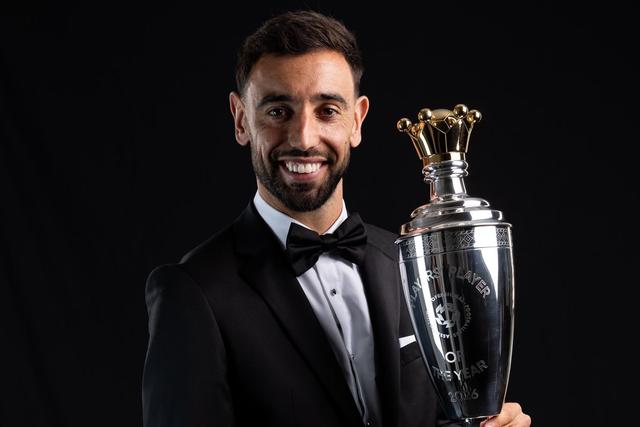 Bruno Fernandes com o troféu de jogador do no para a PFA