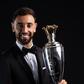 Bruno Fernandes com o troféu de jogador do no para a PFA