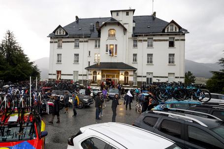 Hotel que abrigou os ciclistas da Vuelta apanhada por granizo - foto X/Movistar Team