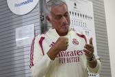 Mourinho terminou conferência de imprensa a provocar jornalistas com humor - foto: EPA/Daniel Gonzalez