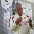 Mourinho terminou conferência de imprensa a provocar jornalistas com humor - foto: EPA/Daniel Gonzalez