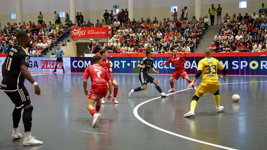 Futsal: Benfica perde com estrondo na visita ao Caxinas