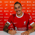 OFICIAL: Tsimikas renova contrato com o Liverpool