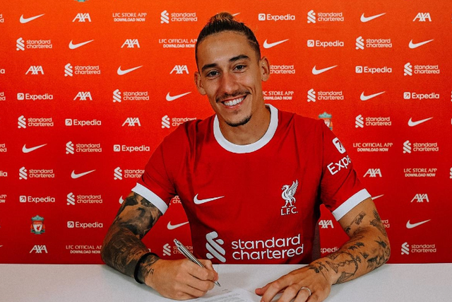 OFICIAL: Tsimikas renova contrato com o Liverpool