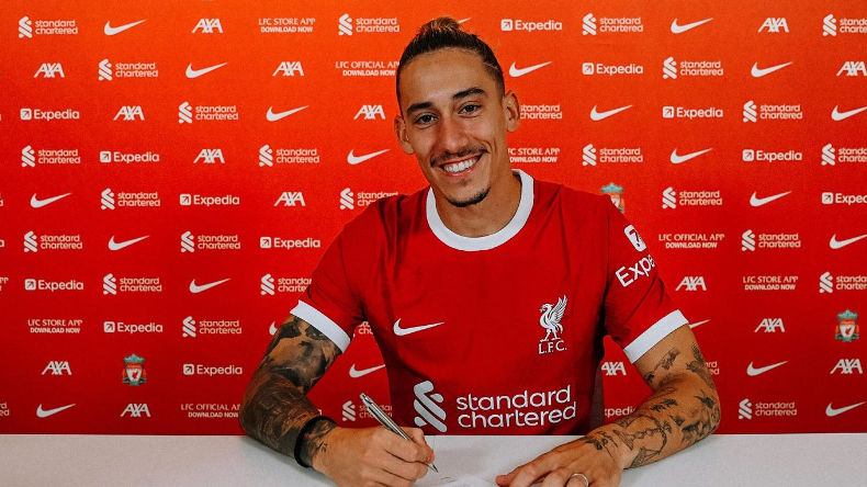 OFICIAL: Tsimikas renova contrato com o Liverpool
