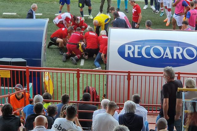 Treinador salvo por desfibrilhador após protestar com árbitro