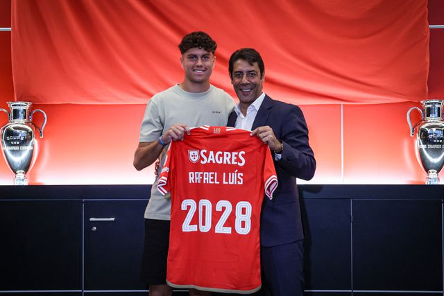 Benfica renova com jovem médio até 2028