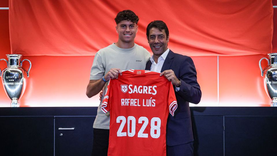 Benfica renova com jovem médio até 2028