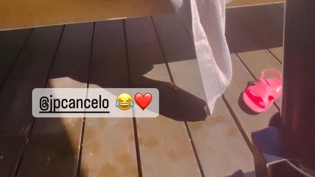 João Cancelo e a filha cantam hino do Barça