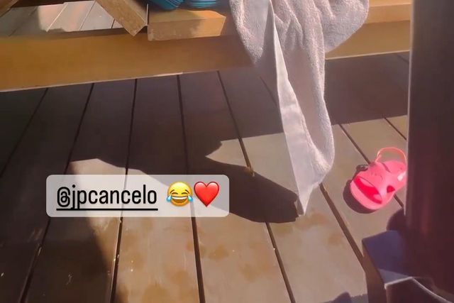 João Cancelo e a filha cantam hino do Barça