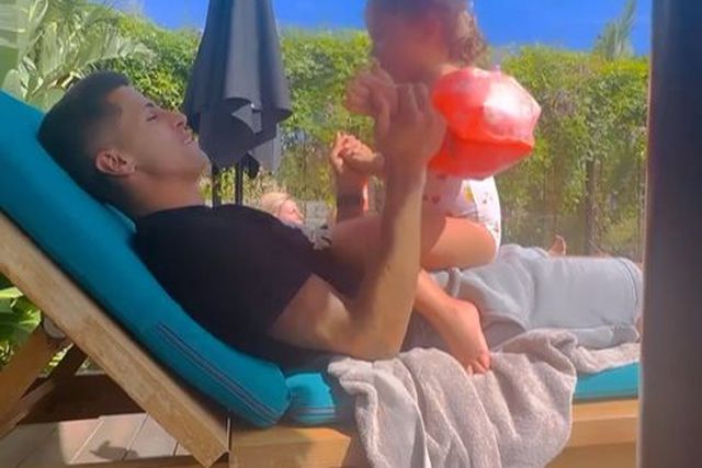 Vídeo: Barcelona partilha momento carinhoso entre Cancelo e a filha