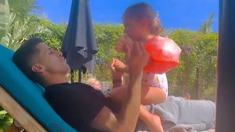 Vídeo: Barcelona partilha momento carinhoso entre Cancelo e a filha