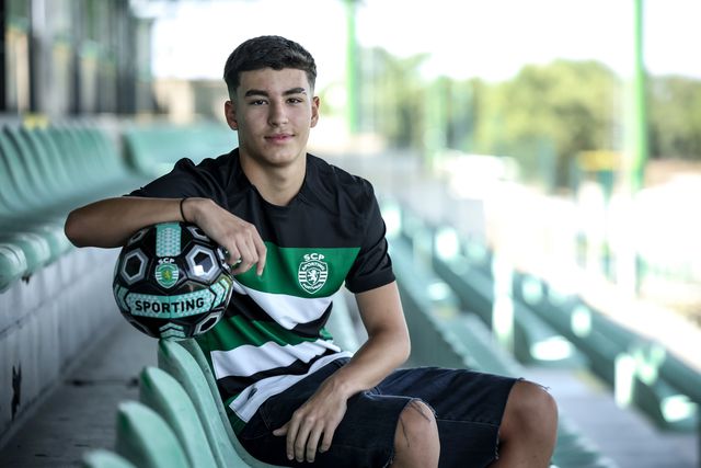 Lateral-esquerdo assina pelo Sporting