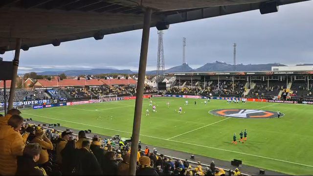 Jogadores portistas já fazem exercícios de aquecimento no relvado sintético