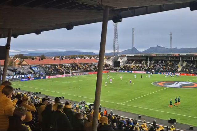 Jogadores portistas já fazem exercícios de aquecimento no relvado sintético