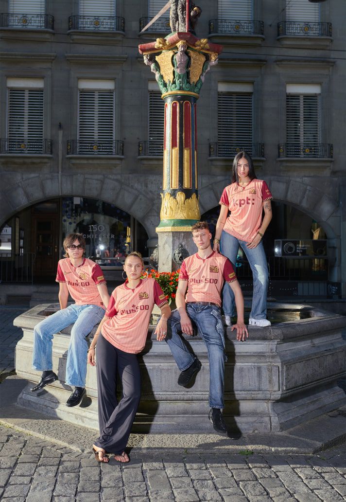 Camisola em rosa suave, bordeaux e dourado, inspirada nas fontes ornamentadas do centro histórico de Berna, destacado nas mangas
