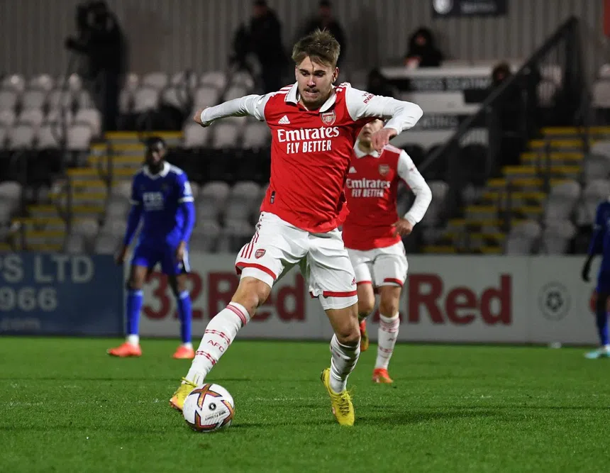 Tragédia! Ex-Arsenal tomba em campo