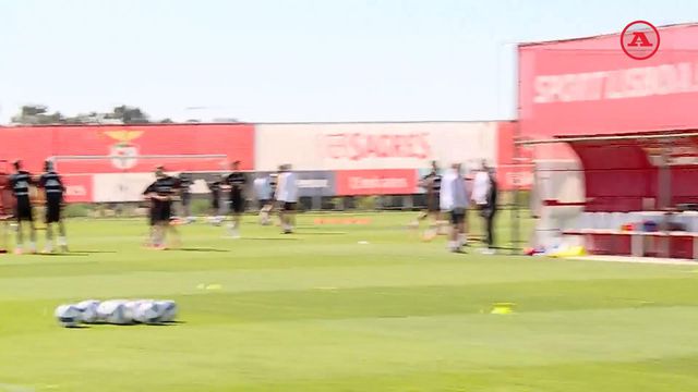 Mourinho abriu o treino e fez questão de cumprimentar os jornalistas