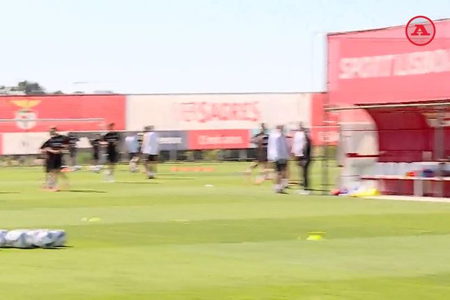 Mourinho abriu o treino e fez questão de cumprimentar os jornalistas