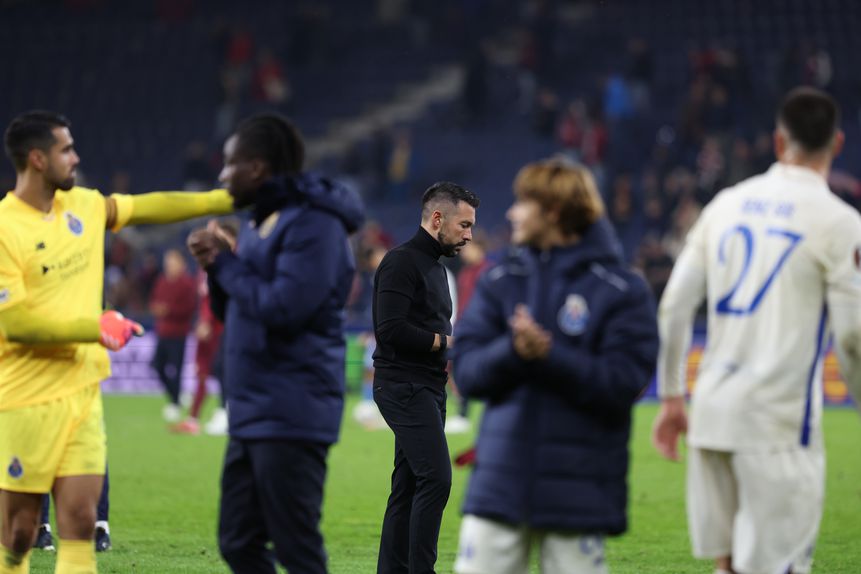 Farioli ao centro, enquanto jogadores agradecem apoio - Foto: Catarina Morais/Kapta+