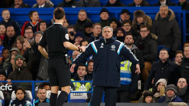 José Mourinho, ex-treinador do Chelsea, a falar com o árbitro Mark Clattenburg