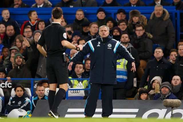 José Mourinho, ex-treinador do Chelsea, a falar com o árbitro Mark Clattenburg