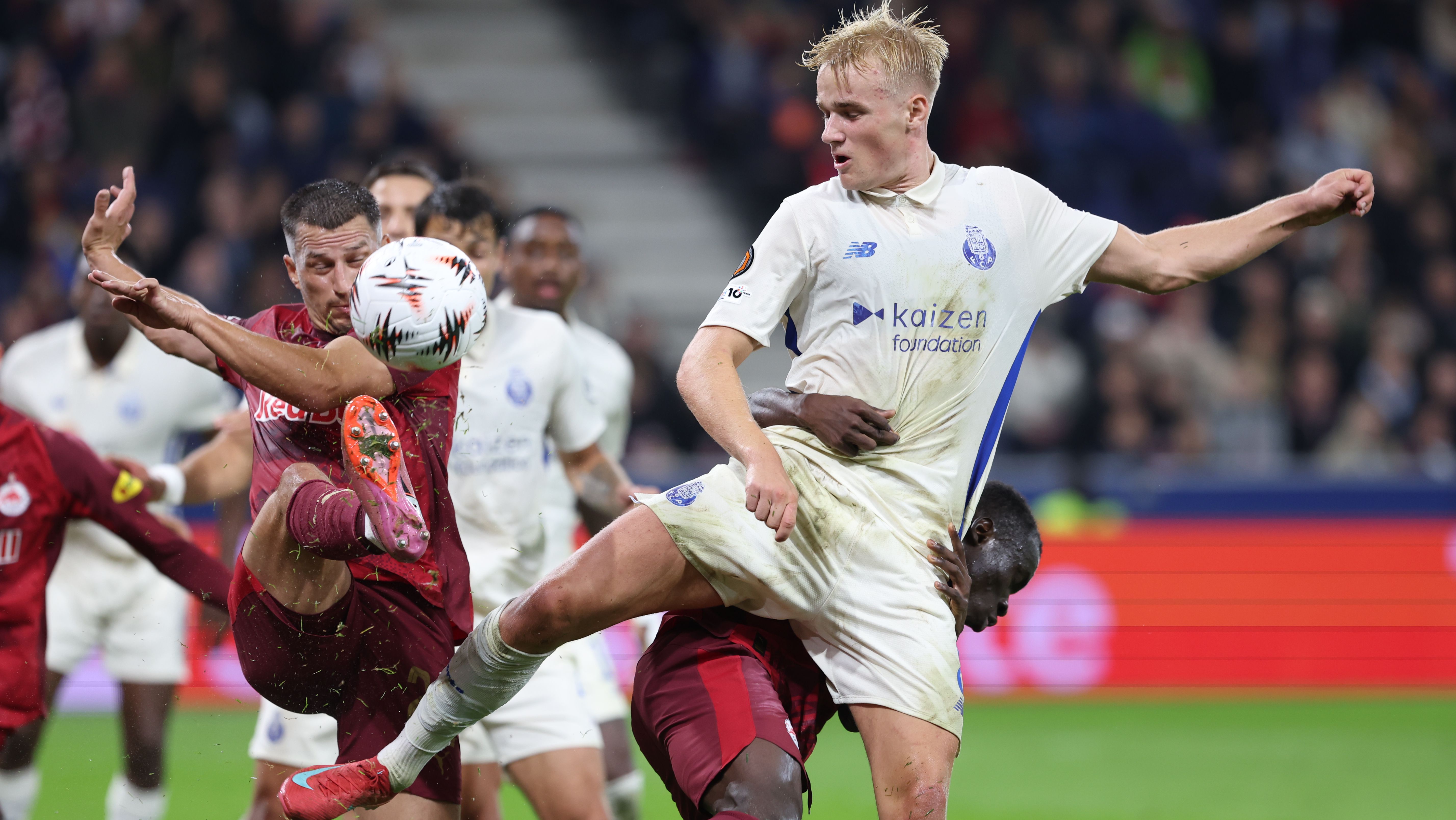 Froholdt disputa bola no Salzburgo-FC Porto - Foto: Catarina Morais/Kapta+