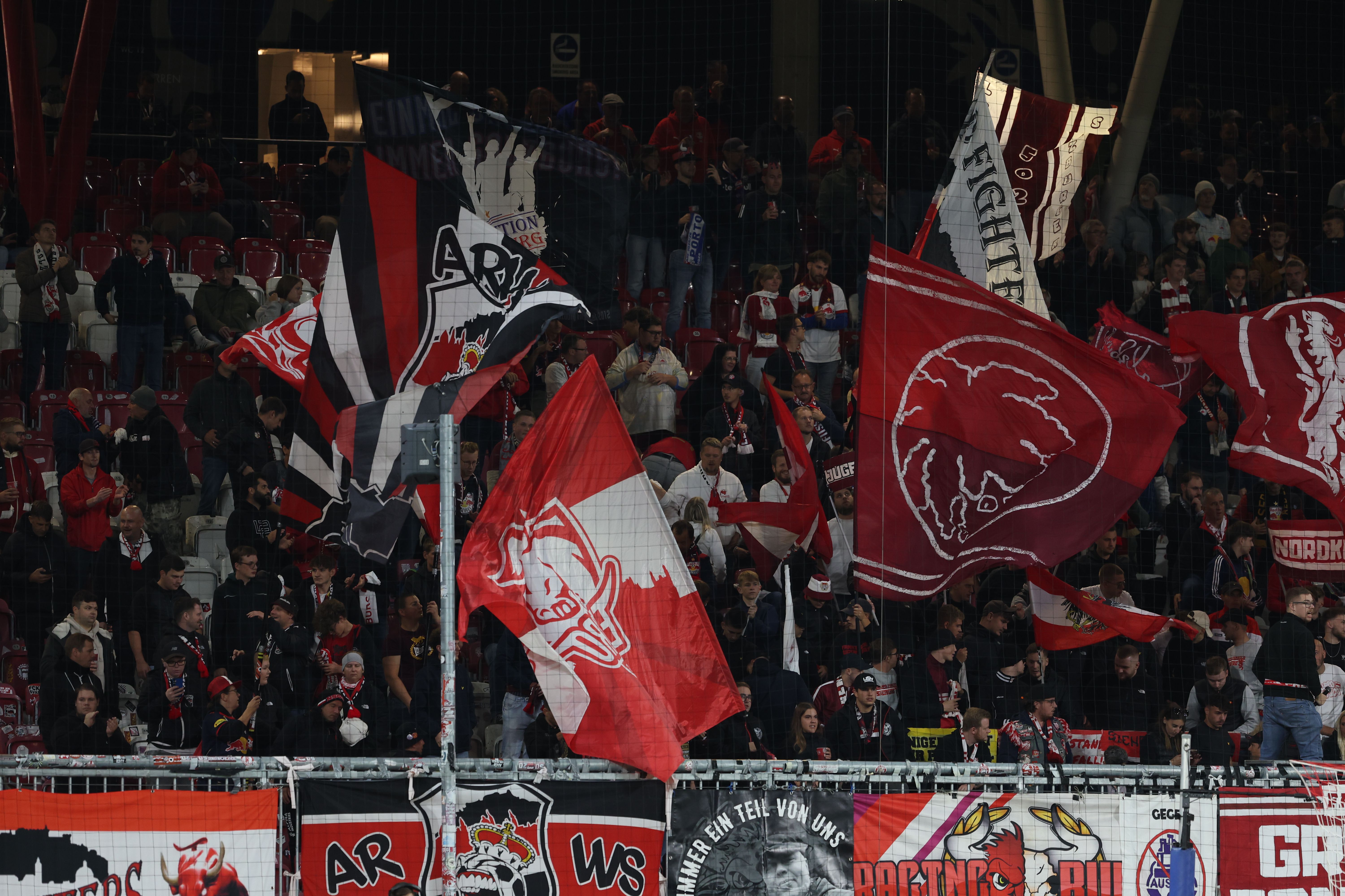 Adeptos do Salzburgo na receção ao FC Porto - Foto: Catarina Morais/Kapta+