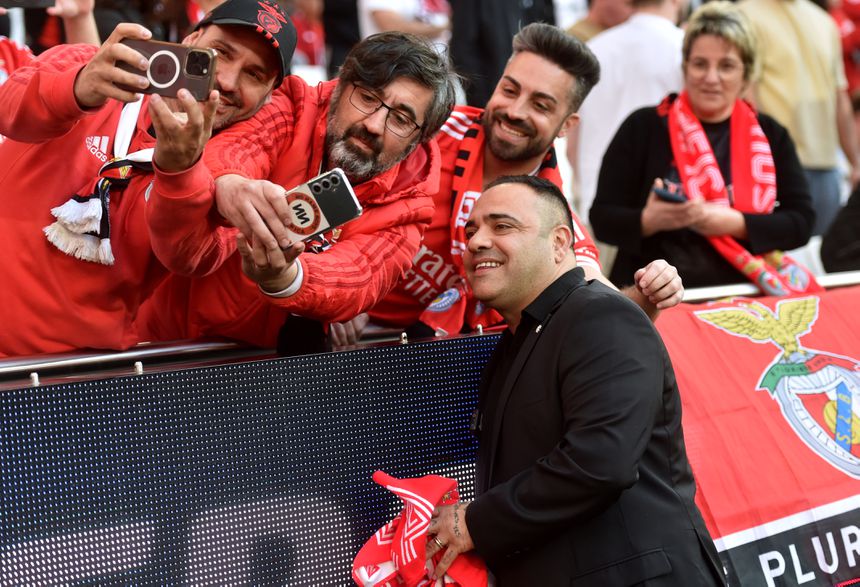 Miccoli numa visita à Luz em abril de 2025