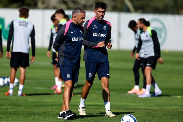 Rui Borges com Luís Neto no treino matinal em Alcochete - Foto: SPORTING CP