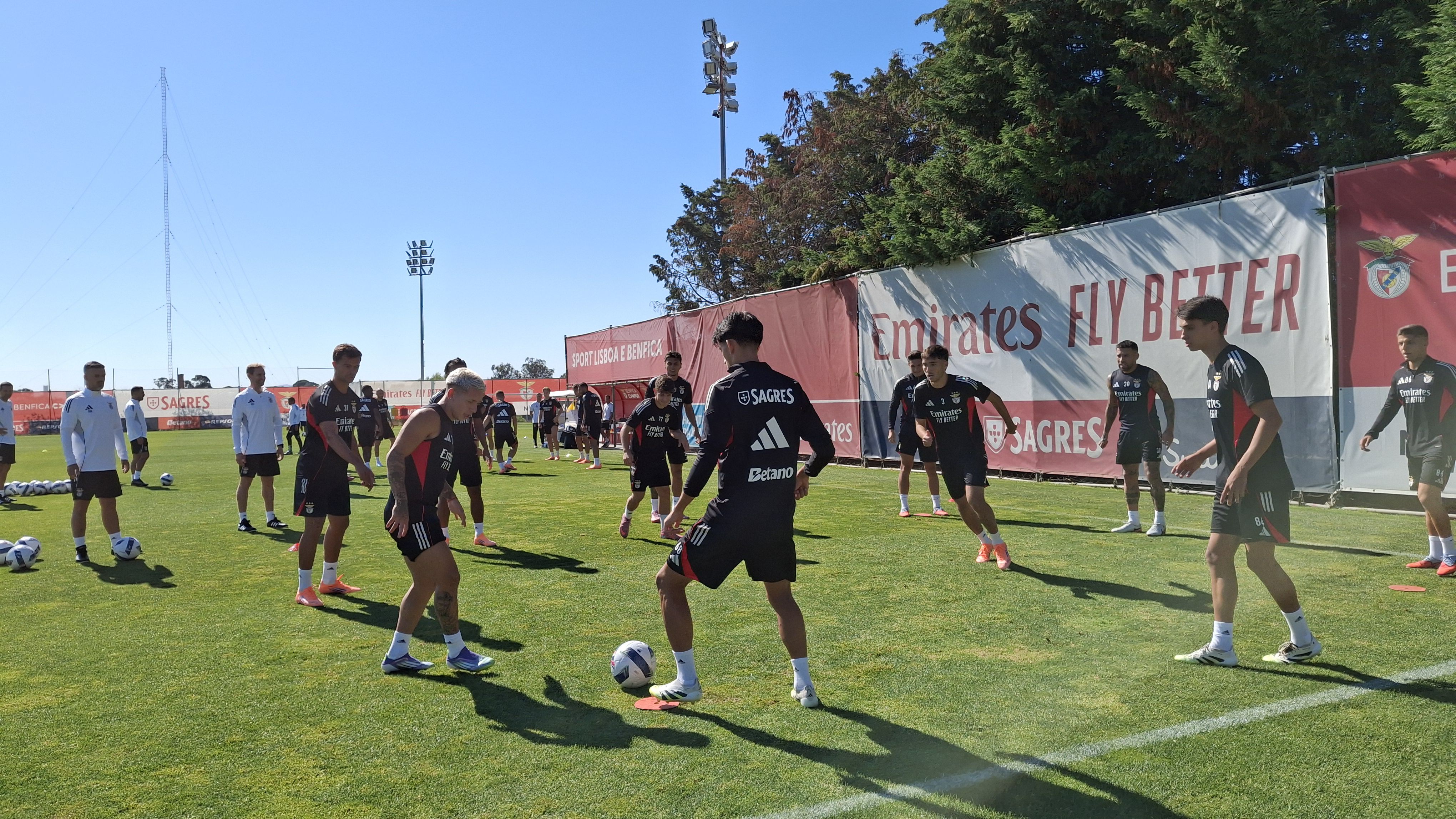 Gonçalo Moreira, com a camisola 77, no treino do Benfica