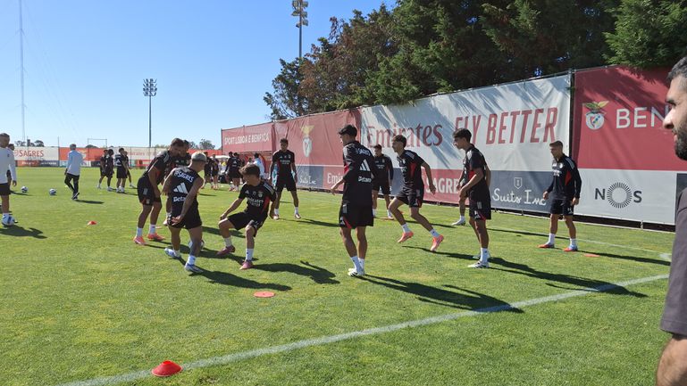Gonçalo Moreira, com a camisola 77, no treino do Benfica