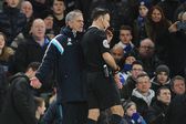 José Mourinho, ex-treinador do Chelsea, a protestar com o ex-árbitro Mark Clattenburg