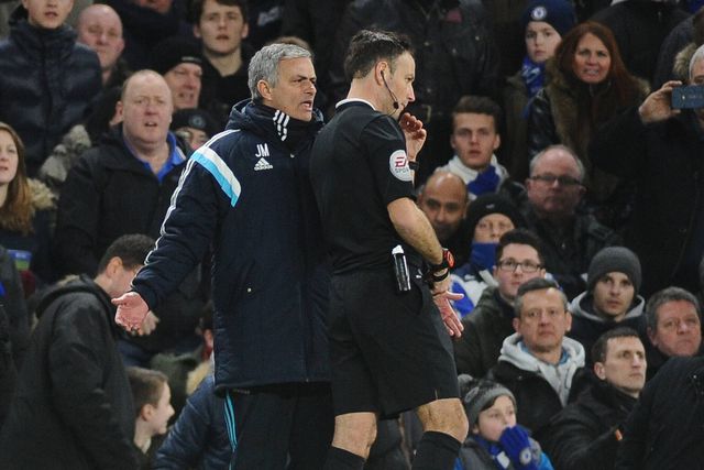 José Mourinho, ex-treinador do Chelsea, a protestar com o ex-árbitro Mark Clattenburg
