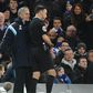 José Mourinho, ex-treinador do Chelsea, a protestar com o ex-árbitro Mark Clattenburg