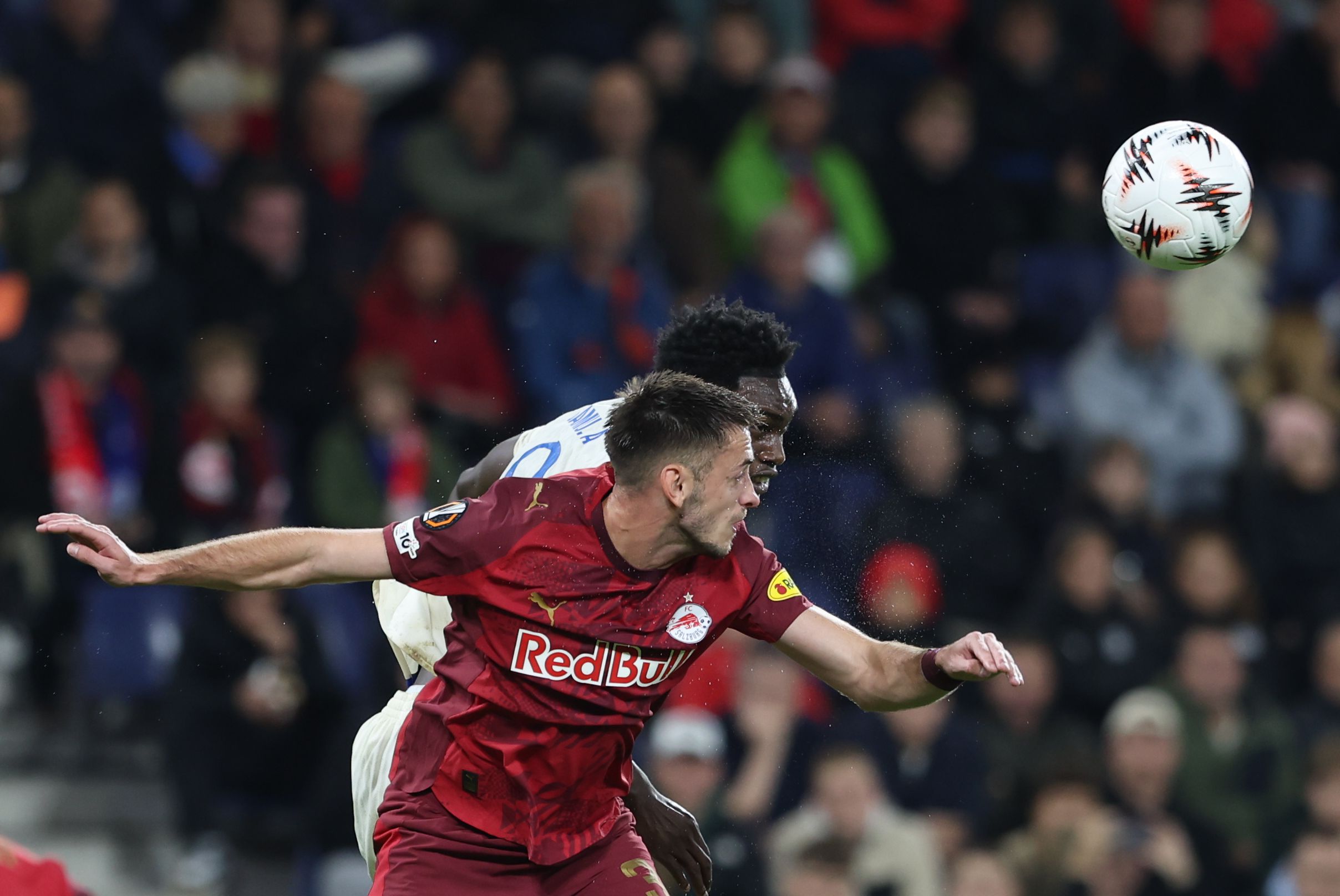 Samu tenta ganhar nas alturas no Salzburgo-FC Porto - Foto: Catarina Morais/Kapta+