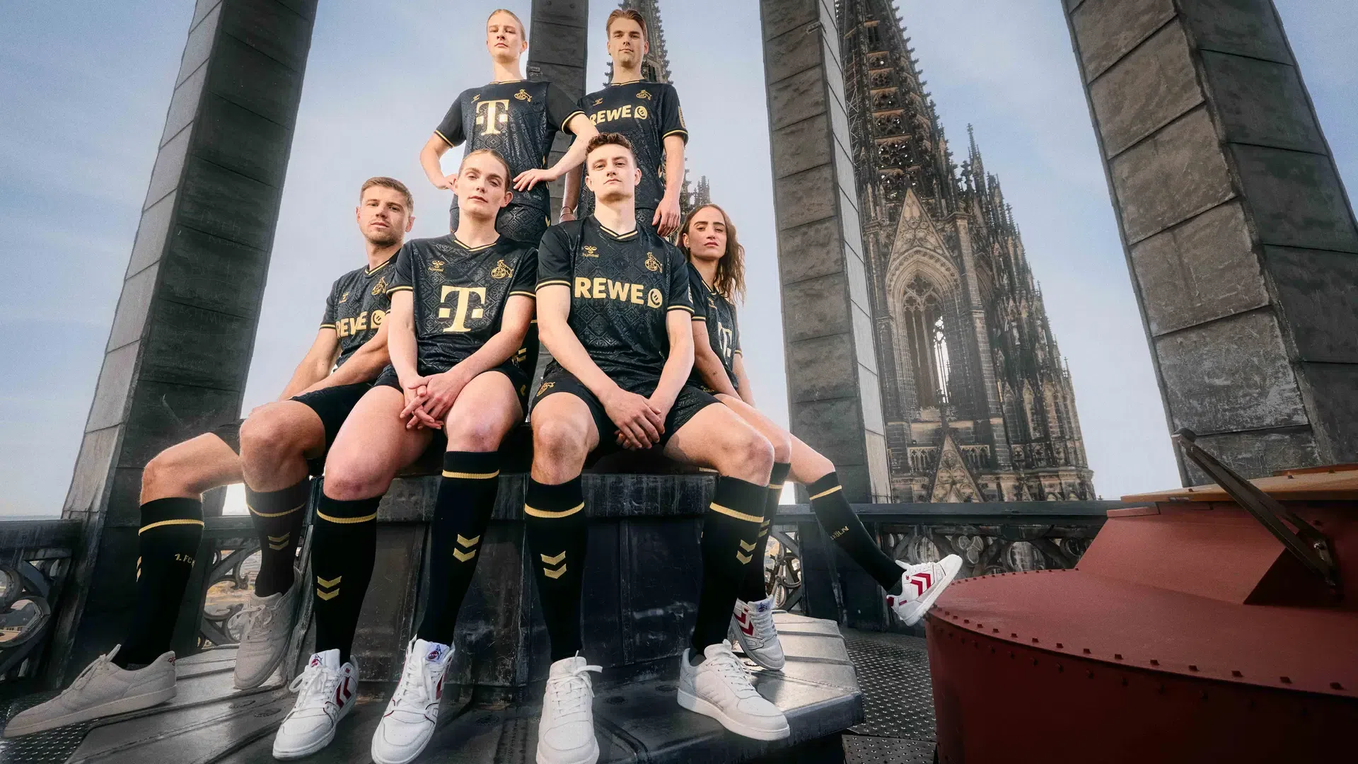 O clube celebra o seu 77.º aniversário e assinalam-se 777 anos desde o início da construção da Catedral de Colónia. Tem relevos inspirados na arquitetura, como o padrão de colunas, janelas góticas, gárgulas e até o maior sino, o Petersglocke