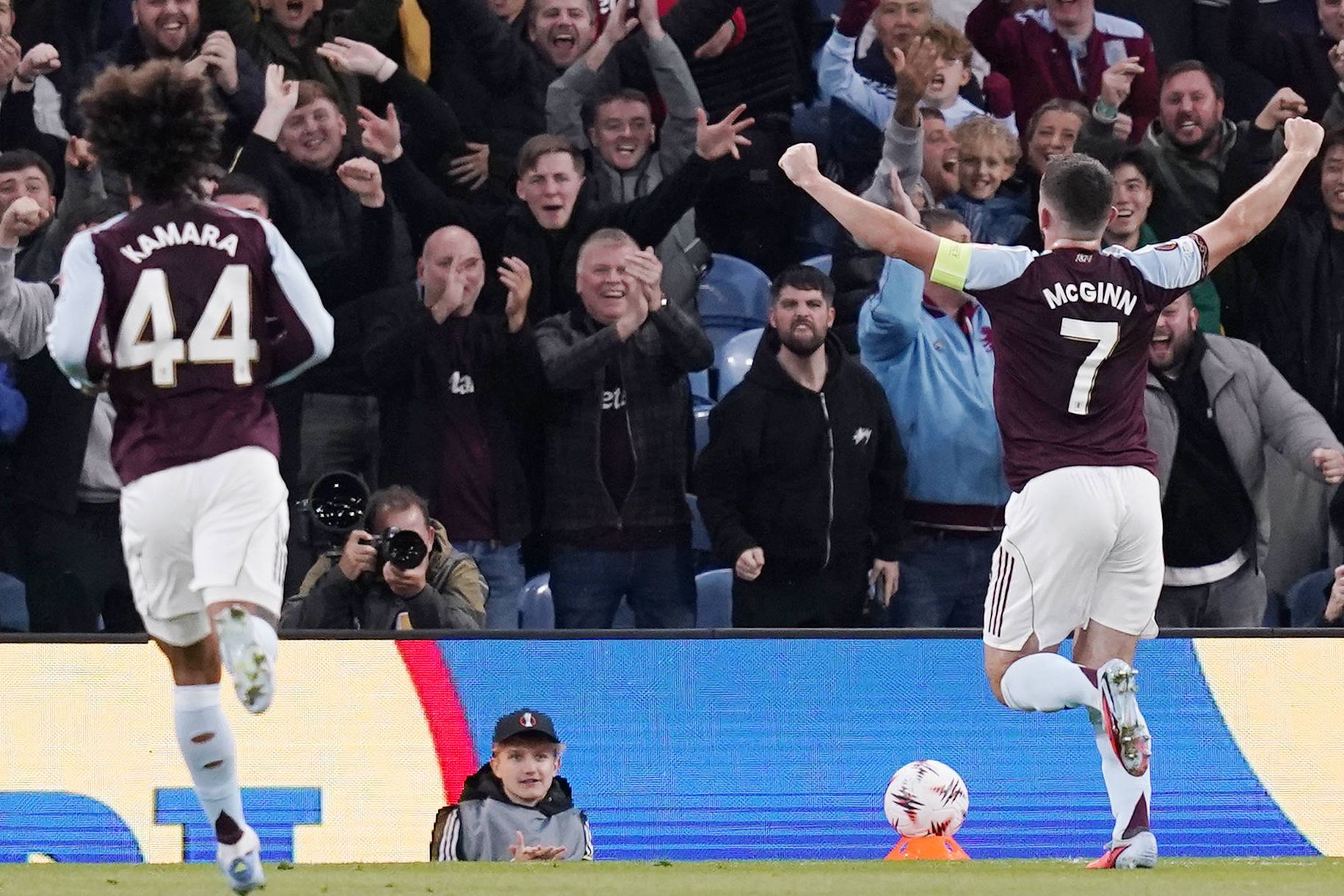McGinn festeja golo ao Bolonha na Liga Europa