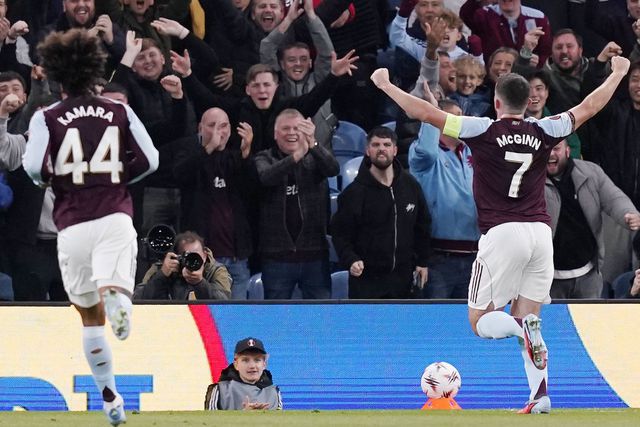 McGinn festeja golo ao Bolonha na Liga Europa