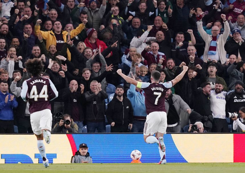 McGinn festeja golo ao Bolonha na Liga Europa