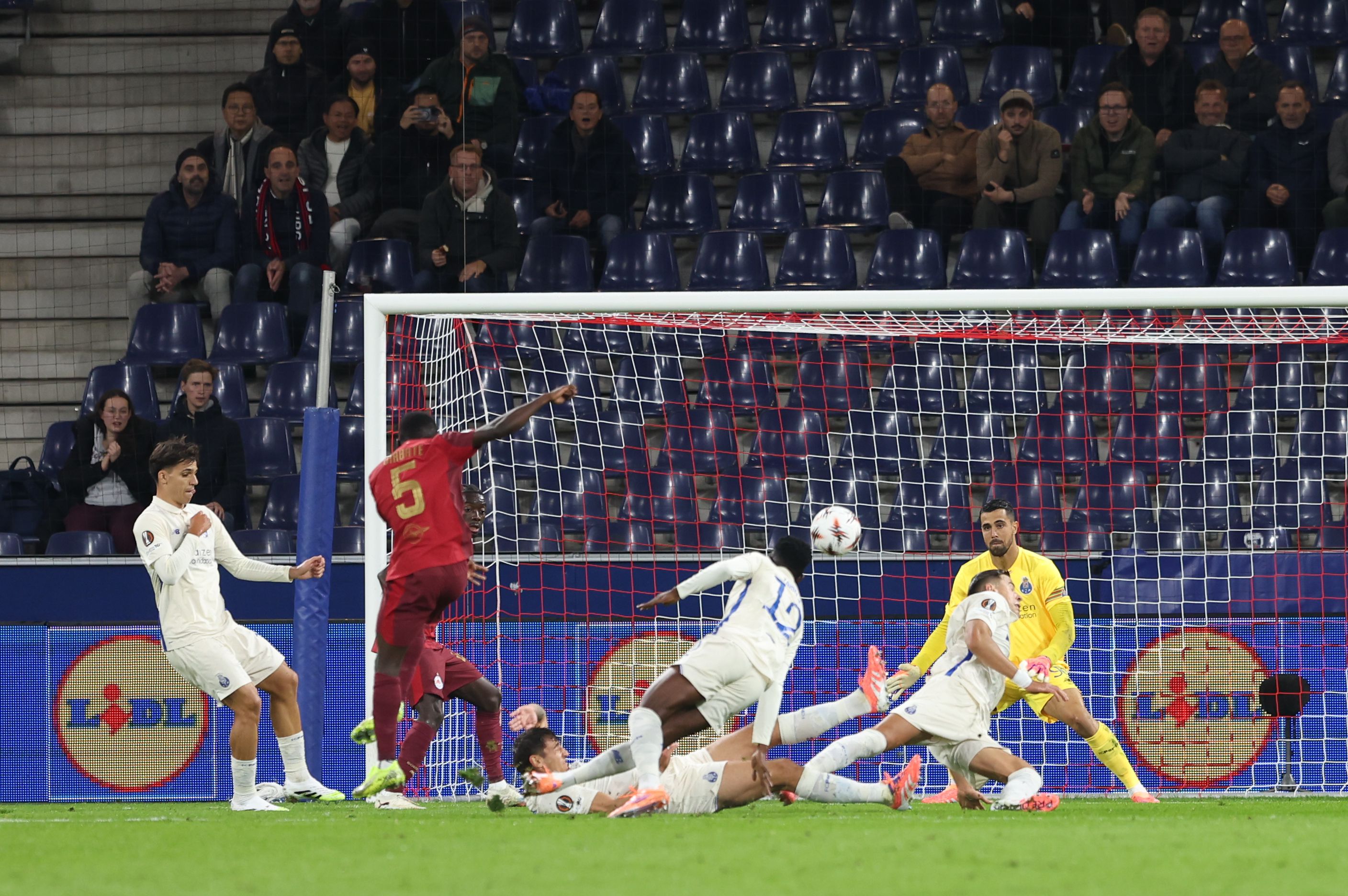 Diogo Costa posto à prova no Salzburgo-FC Porto - Foto: Catarina Morais/Kapta+