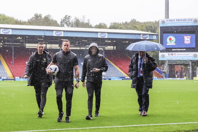 Equipa de arbitragem no Blackburn-Ipswich em Inglaterra