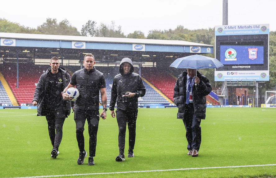 Equipa de arbitragem no Blackburn-Ipswich em Inglaterra